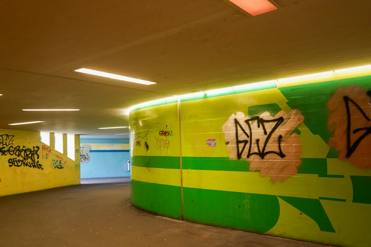 Die LED-Bänder entlang der Wände waren eine Übergangslösung. Man sieht die Unterführung, die unter dem Bahnhof Wetzikon durchführt.